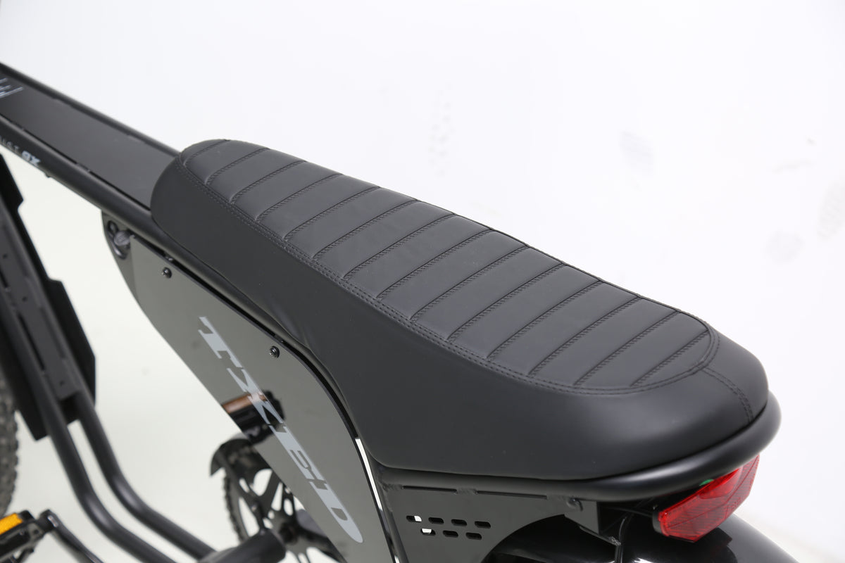 Maverick: long saddle and rear light.
