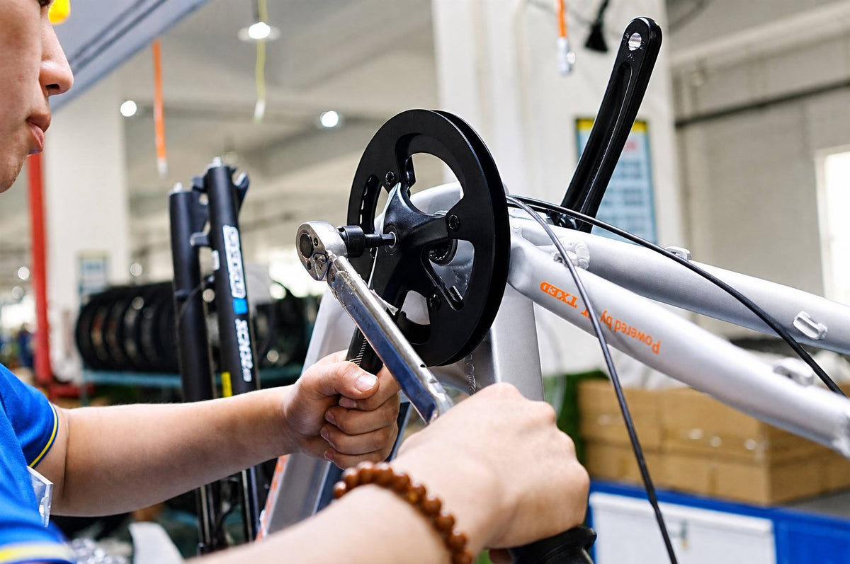 Inside our factory: fitting the crankset.
